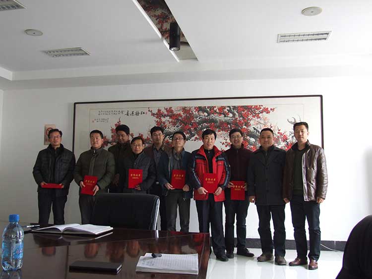 院領(lǐng)導(dǎo)給員工頒獎(jiǎng)